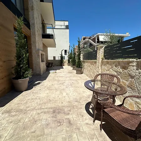Sara Hotel *